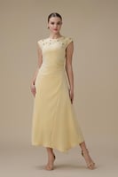 فستان ميدي اصفر بتفاصيل مطرزة