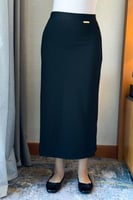 تنورة ميدي بقصة ضيقة لون اسود