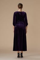 فستان بنفسجي طويل بأكمام كاب