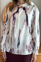 بلوزة بطبعة ماربل مميزة بياقة انيقة لون بيج