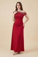 فستان ضيق درابية مزين بفصوص لون عنابي