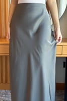 تنورة طويلة سادة ساتان لون رمادي