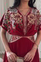 فستان ميدي بكسرات لون احمر