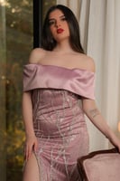 فستان بينك تول مطرز مكشوف الكتفين