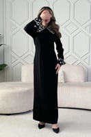 فستان طويل مزين بالكريستال بفتحة من الخلف لون اسود