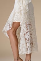 فستان سكري دانتيل بطبقات مائلة