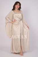 فستان ماكسي بكسرات وطرف جانبي لون بيج