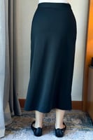 تنورة ميدي بقصة ضيقة لون اسود