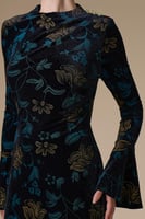 فستان اسود طويل مخمل بنقش زهري