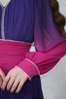 فستان شيفون طويل بليسيه مزين بالفصوص الفضية