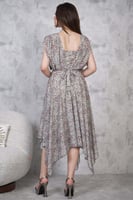 فستان بطبعة أزهار غير متساوي الطول لون اخضر