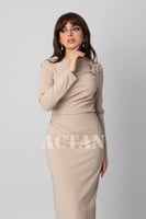 فستان بقصة ضيقة مزين ببروش لون بيج