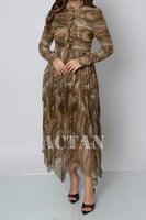 فستان شيفون غير متماثل الطول بكشكش لون كاكي
