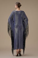 جلابية طويلة لامعة بتصميم واسع مع شرّابات