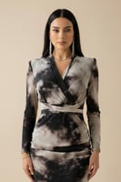 فستان بطبعة تجريدية مزموم من الجوانب