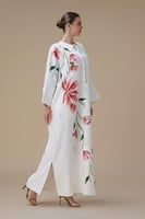 جلابية بيضاء طويلة واسعة بنقشة زهرية