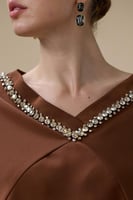 طقم بنطلون بني بتفاصيل كريستالية وقصة انسيابية