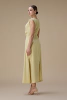 فستان ماكسي بلون أصفر مع تطريز زهري