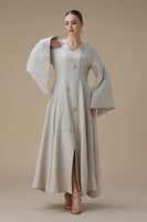 جلابية طويلة بيج بتطريز ناعم وقصة محددة