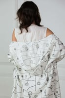 طقم فستان مزموم الخصر بمعطف بقبوع لون ابيض