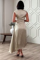 فستان بكسرات مزين بأبلكية ورد لون اخضر فاتح