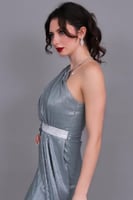 فستان سهره بكتف واحد مزين بشريط كريستال لون اخضر ف...