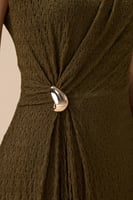 فستان طويل اخضر بتفصيلية جانبية