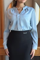 بلوزة بكسرات عند الياقة لون ازرق