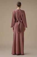 فستان بني طويل بتصميم لف