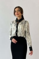 قميص بطبعة زهور وأكمام واسعه