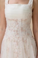 فستان قصير بتطريز وردي وتنورة تول شفافة