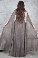 فستان سهره طويل بأكمام كيب لون بني فاتح