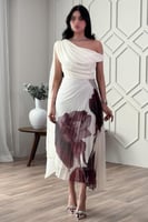 فستان بكسرات غير متساوي الطول لون بيج فاتح