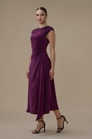 فستان ميدي عنابي بتفاصيل مطرزة