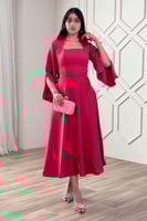 فستان ميدي أنيق بأكمام طويلة مزينة بالؤلؤ لون فوشي