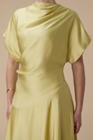 فستان أصفر ميدي بقصة انسيابية وأكمام واسعة