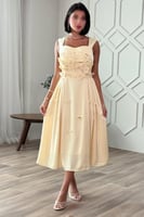 فستان ميدي بأبلكية ورد لون أصفر فاتح