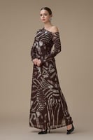 فستان بني طويل بتصميم كتف واحد