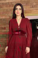 فستان موحد اللون بطبقات غير متباينه لون عنابي