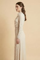 فستان ماكسي بأطراف مزينة بفصوص لون بيج