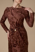 فستان بني طويل بنقوش مخملية