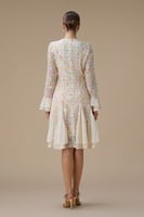 فستان بيج قصير مزهر بأكمام طويلة وكشكش