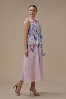 فستان وردي متوسط الطول بنقشة زهور وكشكش أنيق