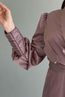 فستان بتصميم لف بحزام عالخصر لون بنك