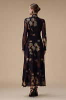 فستان طويل بني بقصة ملتفة وأكمام طويلة