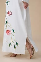 جلابية بيضاء طويلة واسعة بنقشة زهرية