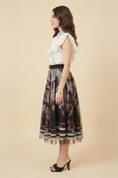 طقم بلوزة وتنورة مزين بكريستالات لون بيج