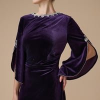 فستان بنفسجي طويل بأكمام كاب