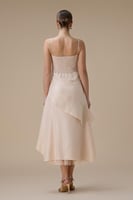 فستان ميدي مشمشي بحمالات رفيعة بطبقات مع دانتيل