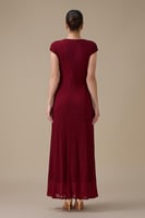 فستان طويل برغندي بتفصيلية جانبية